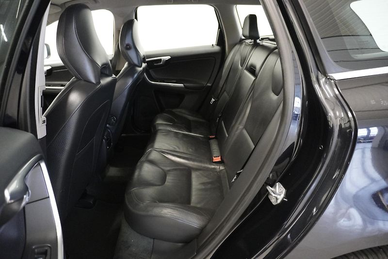 Volvo XC60 2,4 D5 AWD AUTOMAT - fotka 29 z 38