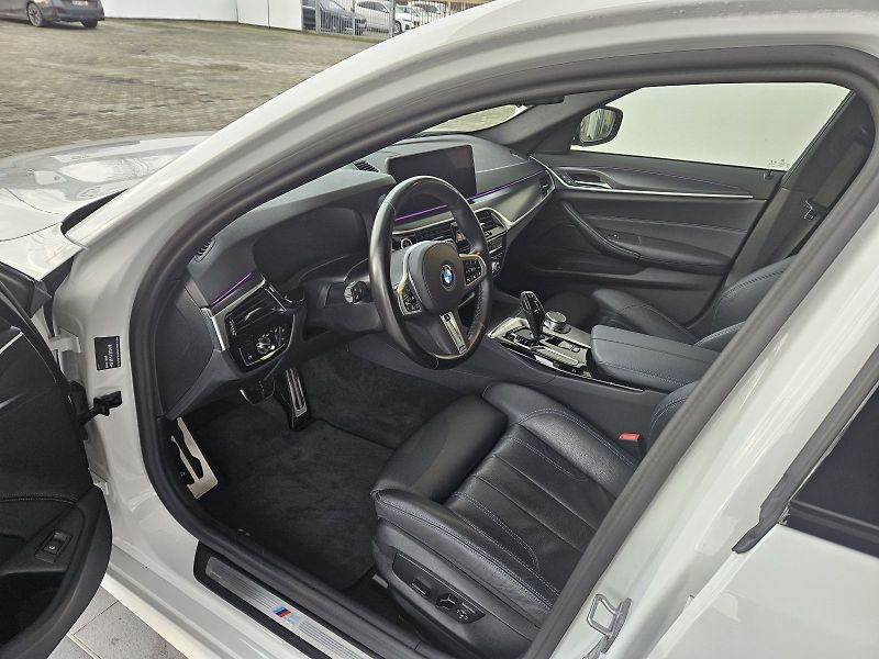 BMW Řada 5 530d xDrive Touring M Sport - fotka 9 z 13