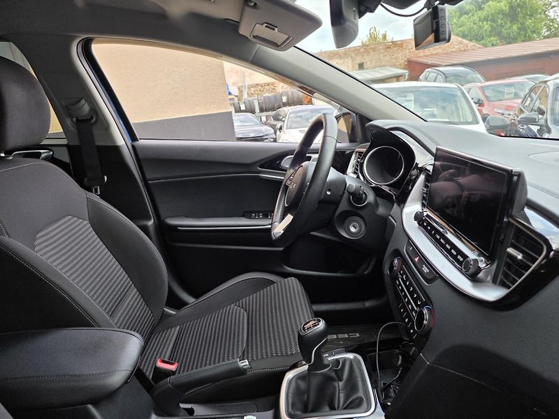 Kia Ceed 1.5-1.MAJ-NAVI-V ZÁRUCE-KAMERA - fotka 6 z 11