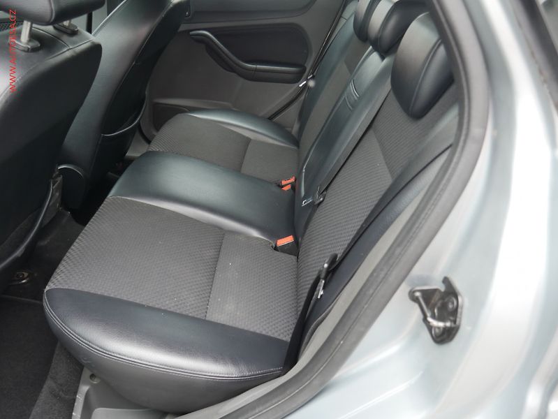 Ford Focus (2005) 2.0 TDCi, AC, xenon - fotka 10 z 15