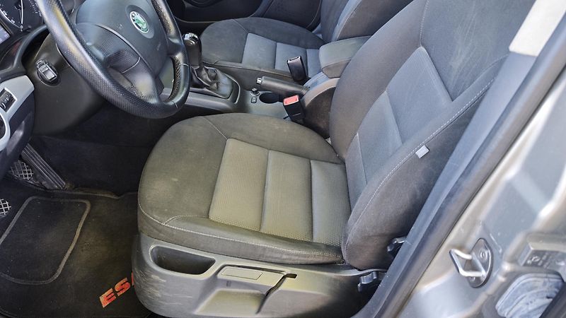 Škoda Octavia (2007) 1,6 benzín kombi - fotka 25 z 36