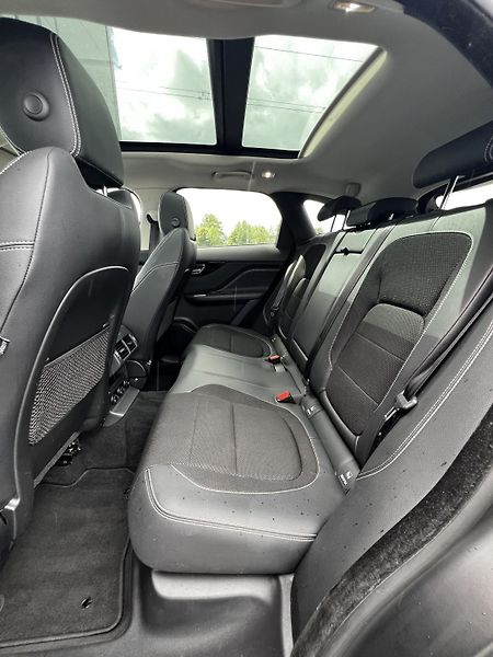 Jaguar F-Pace 25D AWD 177kW R-Sport DPH TZ - fotka 24 z 29