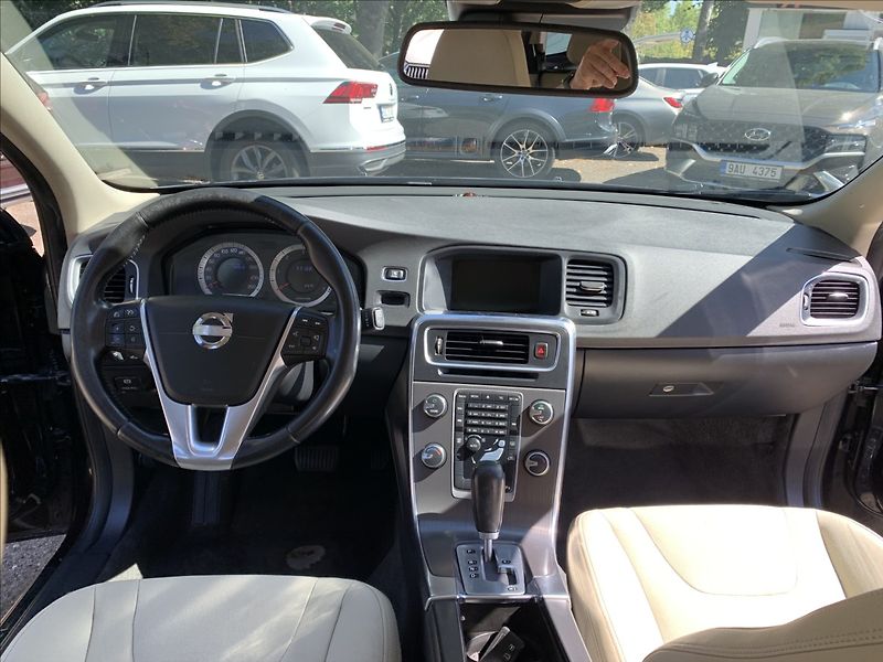 Volvo V60 2,4 D - fotka 9 z 16