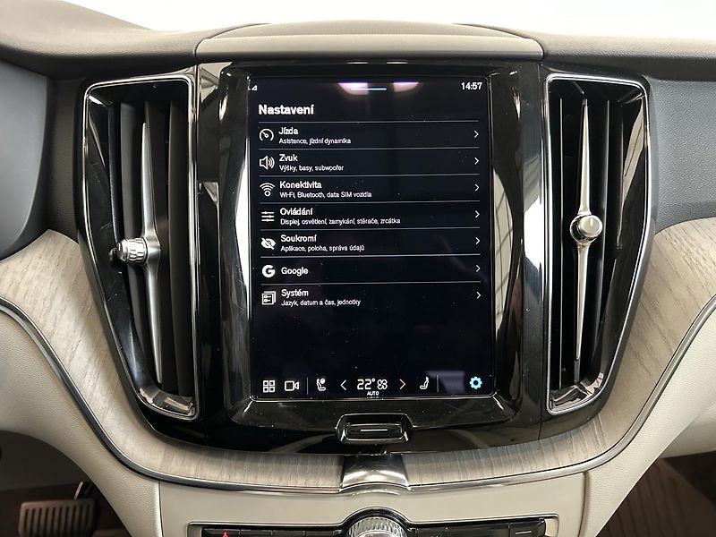 Volvo XC60 2.0 T6 4x4 Recharge PLUS Panor - fotka 24 z 28