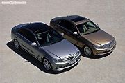 V provedení Avantgarde má Mercedes C masku chladiče se třemi podélnými lamelami (vlevo), verze Elegance a Classic obdržela obvyklou masku s třícípou hvězdou nad kapotou (vpravo).