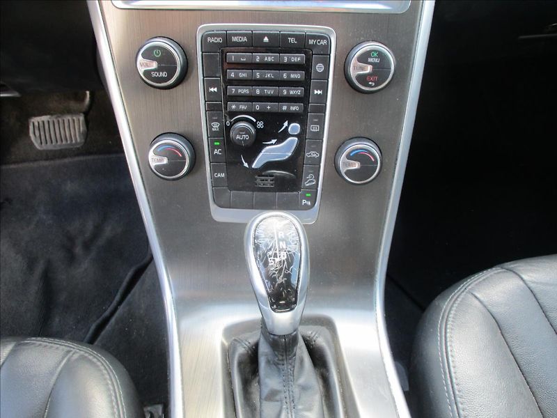 Volvo XC60 2,4 D4 Summum AWD Geartr GPS P - fotka 19 z 32