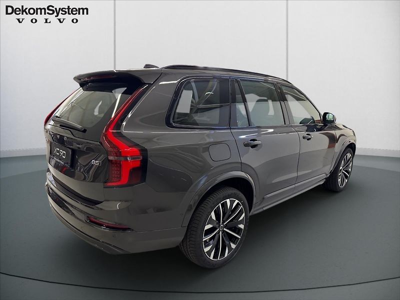 Volvo XC90 (2025) 2,0 B5 AWD Dark Plus 2132 - fotka 3 z 15