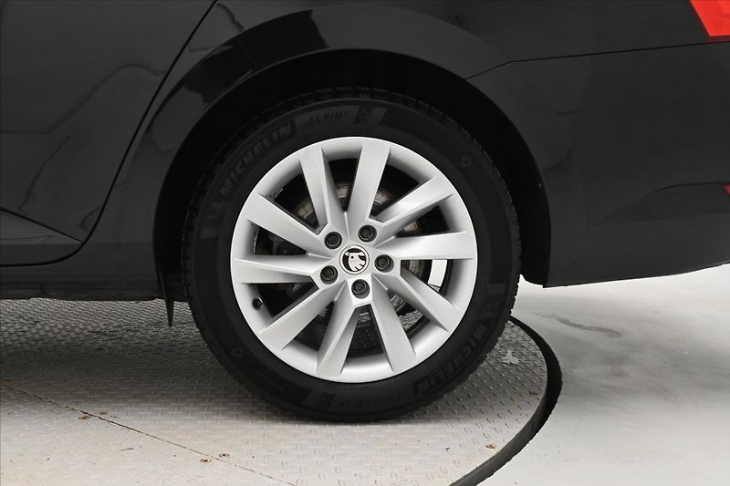 Škoda Superb 2,0 TDI 110 kW DSG Style Záruk - fotka 31 z 31