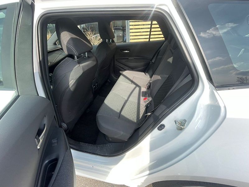 Toyota Corolla 1.8 Hybrid Comfort Business - fotka 23 z 28