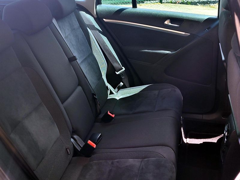 Volkswagen Tiguan 2,0 TDi DSG 4motion SERV.KNÍŽK - fotka 19 z 41