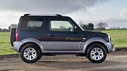 Současná generace Jimny je nyní 19 let stará. Její základ stále zajišťuje staromódní žebřinový rám, ale možná proto je dodnes robustním malým off-roadem, který si nechá leccos líbit. V Evropě je k sehnání s pohonem předních nebo všech kol.