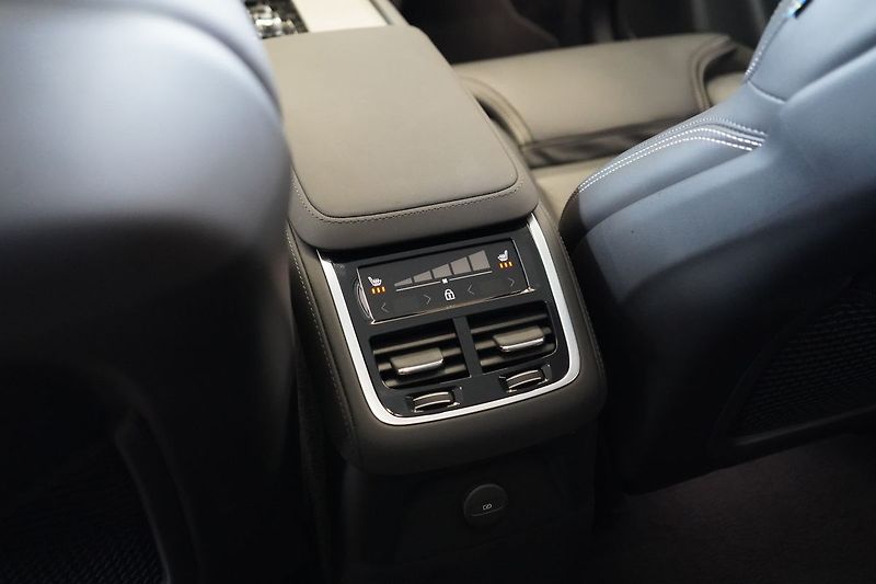 Volvo XC90 T8 AWD PLUS, Ventilace, 360° - fotka 45 z 48