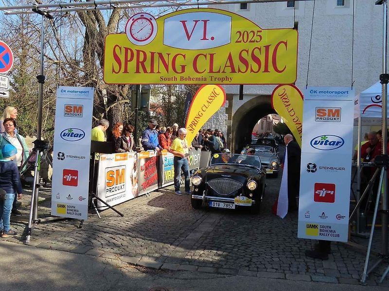 Michal a Jonáš Pavlíčkovi na startu. Rallye Spring Classic startovalo v sobotu 12. dubna dopoledne z jihočeského Tábora. Na trasu 231 kilometrů vyrazilo 100 posádek.