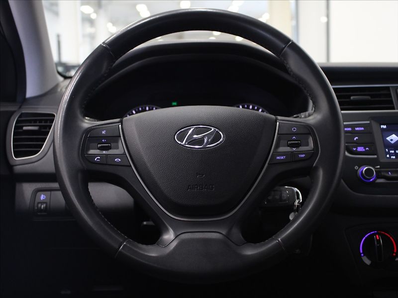 Hyundai i20 1,3 i 55kW Family+ 27 200km! - fotka 9 z 17