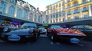 Účastníci Prague Carlsbad Classic a jejich vozy v sobotu večer před Grandhotelem Pupp.