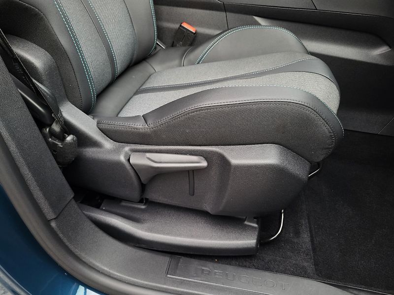 Peugeot 5008 1.5 BlueHDi 130 automat 7-míst - fotka 24 z 46