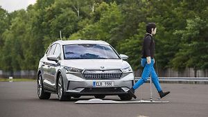 Mobilní figurína používaná při testování asistenčních systémů