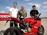 Závod o nejrychlejší dopravní prostředek vyhrál bezkonkurenčně Karel Abraham. Se svou motorkou porazil závodní auto i letící stíhačku.