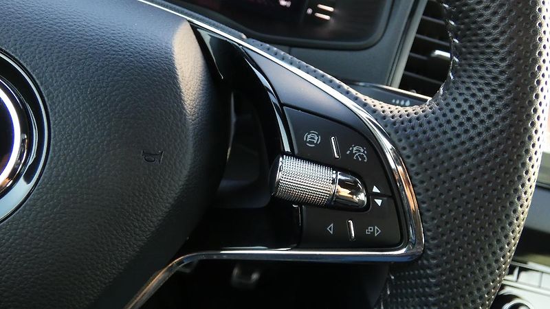 Škoda Karoq 1,5 TSI Sportline - fotka 13 z 23
