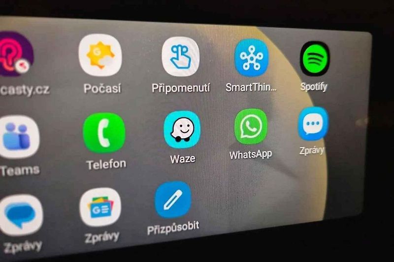 Mobilní navigace Waze v Android Auto.
