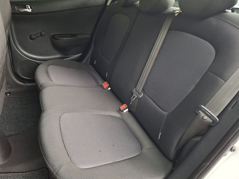 Hyundai i20 (2012) 1.2i 63kW -KLIMATIZACE-S.KNIHA - fotka 18 z 29