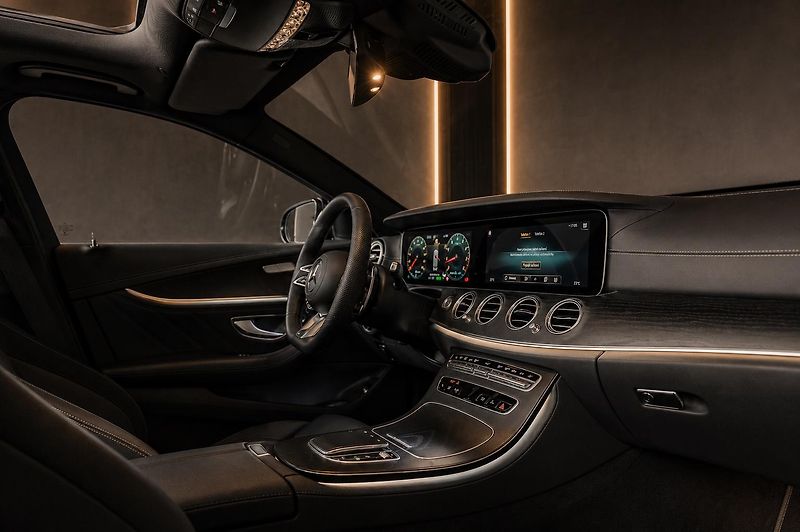 Mercedes-Benz Třídy E (2022) 53-AMG-4M-PANO-DIS-360-GTsport - fotka 11 z 14