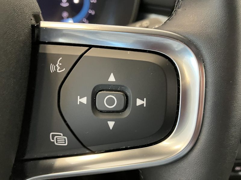 Volvo XC40 B3 FWD Plus Dark AT7  - fotka 22 z 38