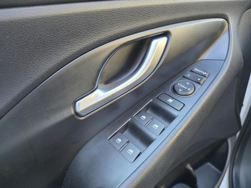 Hyundai i30 1.5-AUTOMAT-MILDHYBRID 48V - fotka 19 z 22
