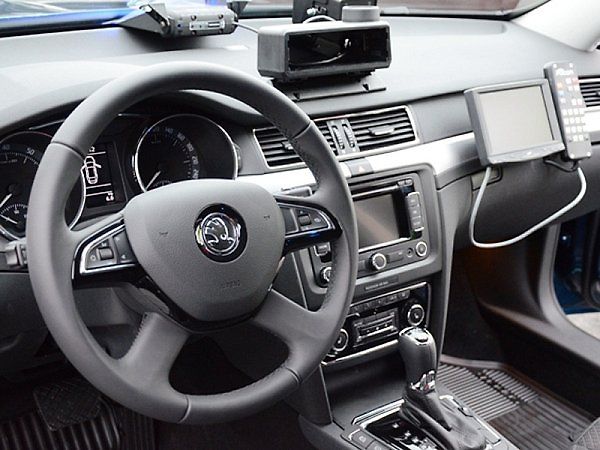 Škoda Superb s šestiválcovým motorem FSI o objemu 3,6l a výkonem 191kW (260 k) s maximální rychlostí jezdí na bernartickém a mirošovickém úseku dálnice D1. 