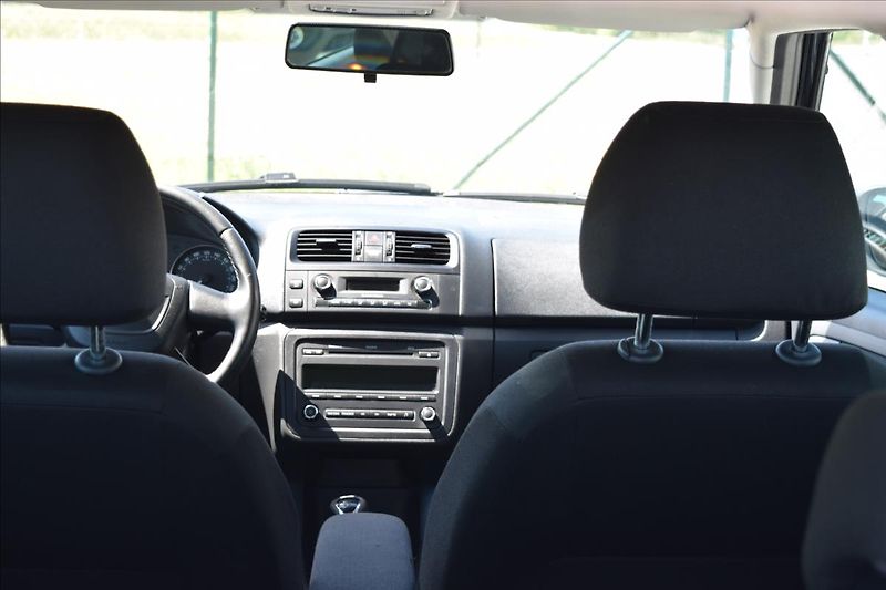 Škoda Fabia 1,6 TDI TAŽNÉ PO SERVISE ALU - fotka 26 z 46