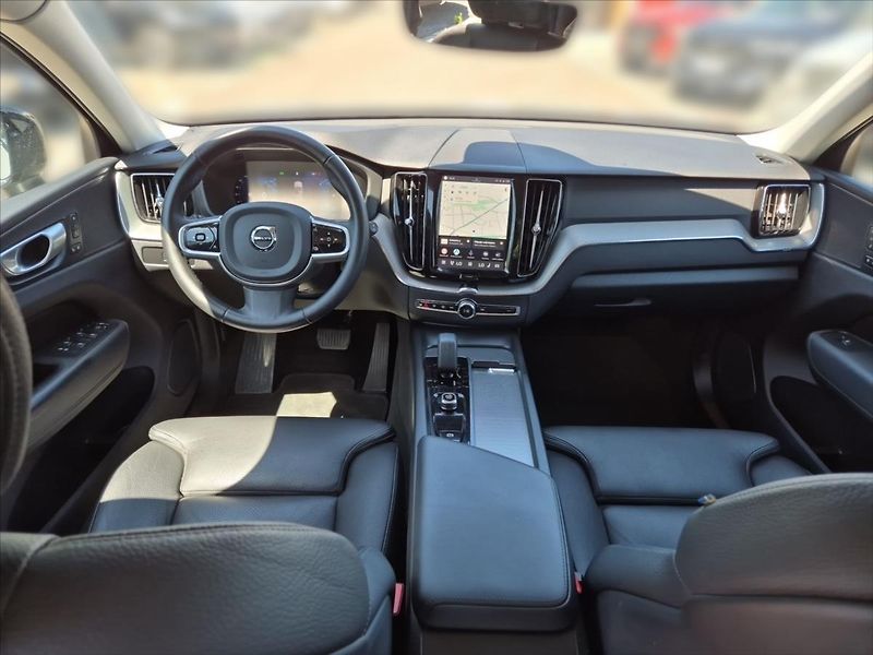 Volvo XC60 2,0 B4 AWD Plus Dark - fotka 9 z 17