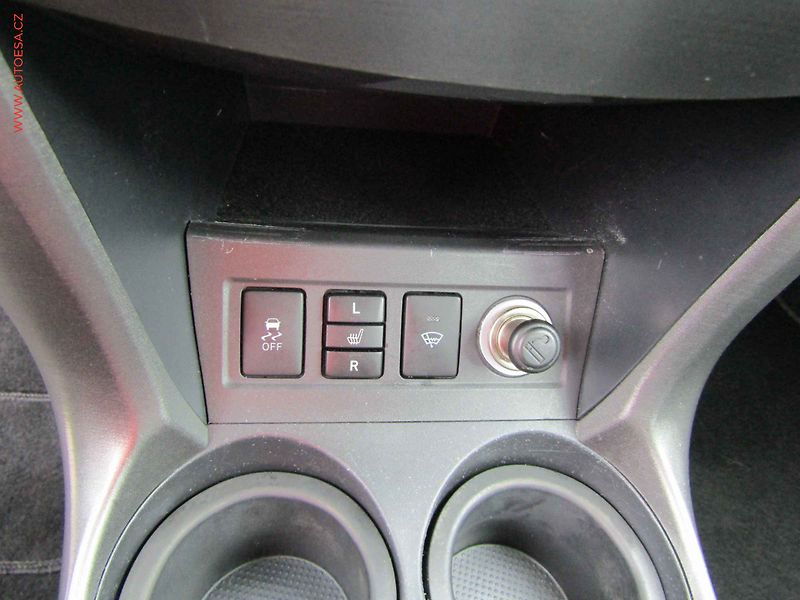 Toyota RAV4 (2011) 2.2D-CAT 4x4, AC - fotka 14 z 14
