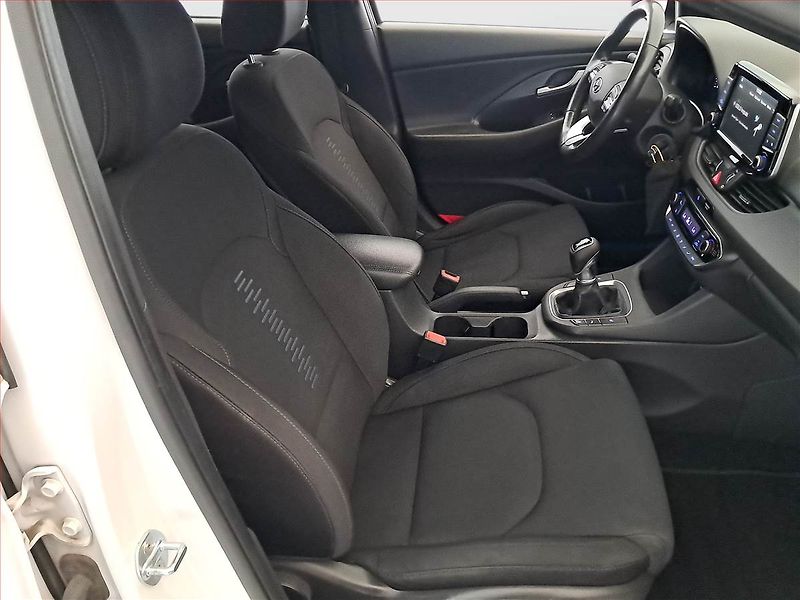 Hyundai i30 (2018) Go! 1.4 T-GDI, Navi, Tempomat - fotka 9 z 18