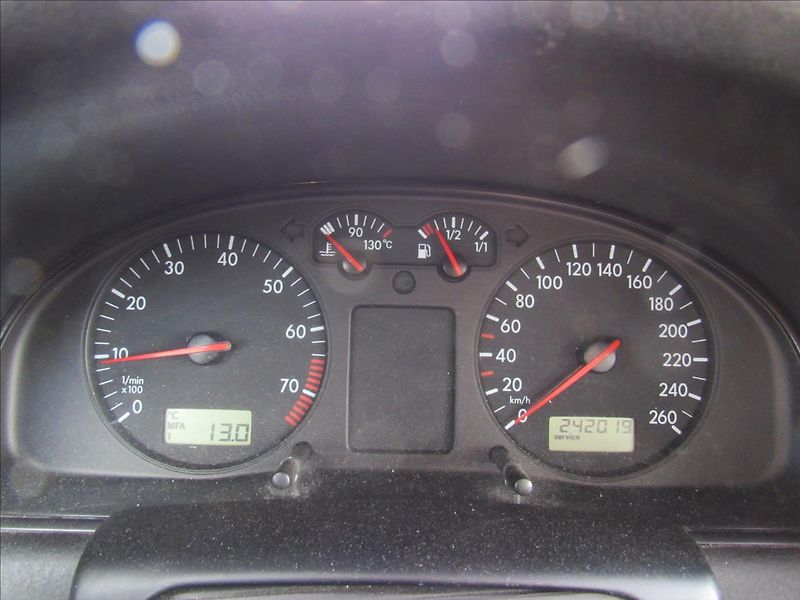 Volkswagen Passat 1,6 i 74kW Combi - fotka 13 z 24
