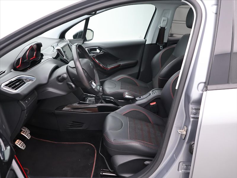 Peugeot 2008 1,2 PT 81KW GT-LINE Panorama - fotka 11 z 33