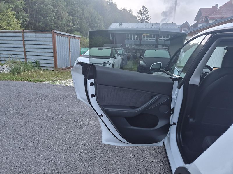 Tesla Model Y RWD 220kw TZ SOH 93,1 % - fotka 38 z 50