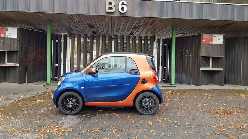 S elektrickým Smartem můžete za stovku zaparkovat i v centru Prahy. Jinde je ale tahle výhoda k ničemu.