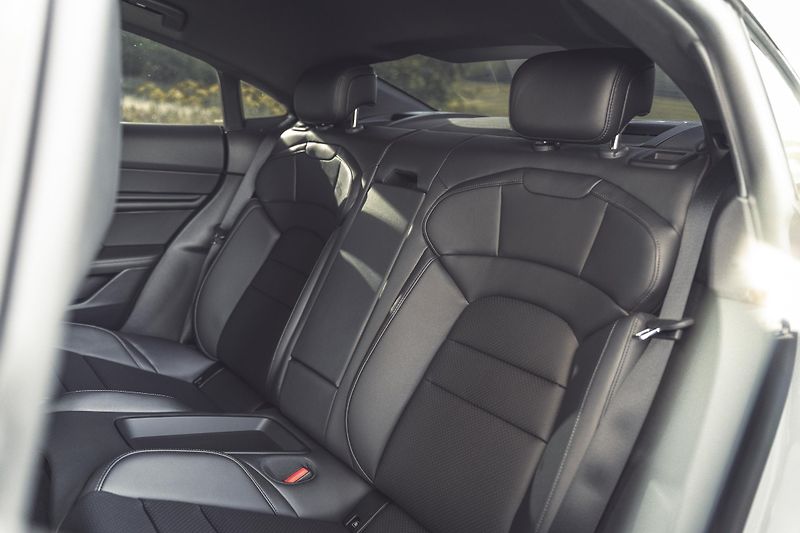 Porsche Taycan (2023) 4S - 7000 KM - VZDUCH, BOSE - fotka 38 z 39