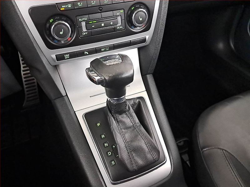 Škoda Octavia (2009) RS 2.0 TDI, Automat, Navi - fotka 13 z 21