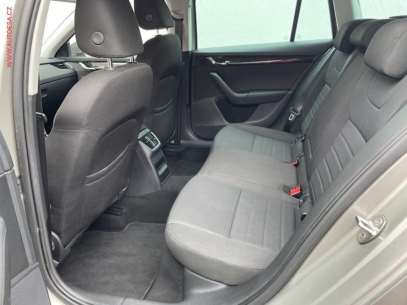 Škoda Octavia (2014) 2.0 TDi, Elegance, +kola - fotka 10 z 21