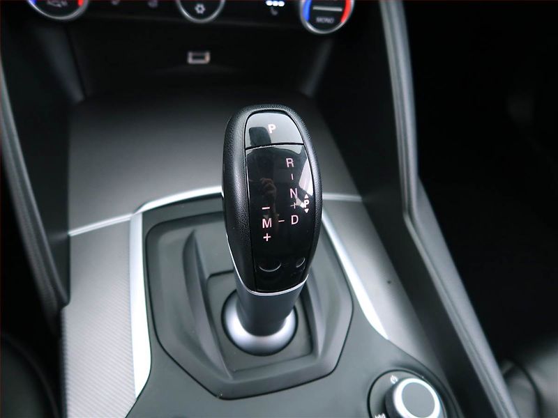 Alfa Romeo Giulia (2018) 2.0 Turbo - fotka 13 z 20