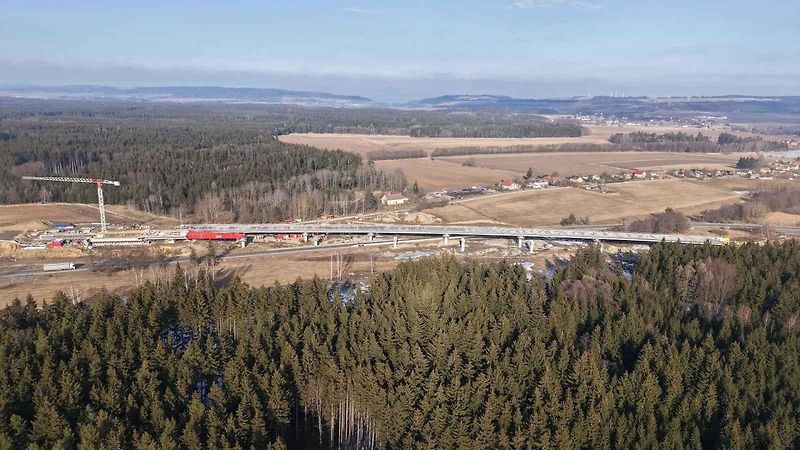 Výstavba estakády D35 přes I/35 a Mikulečský potok, únor 2025
