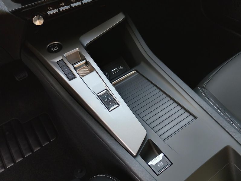 Peugeot 408 (2026) ALLURE Hybrid 145 e-DCS6 - fotka 23 z 26