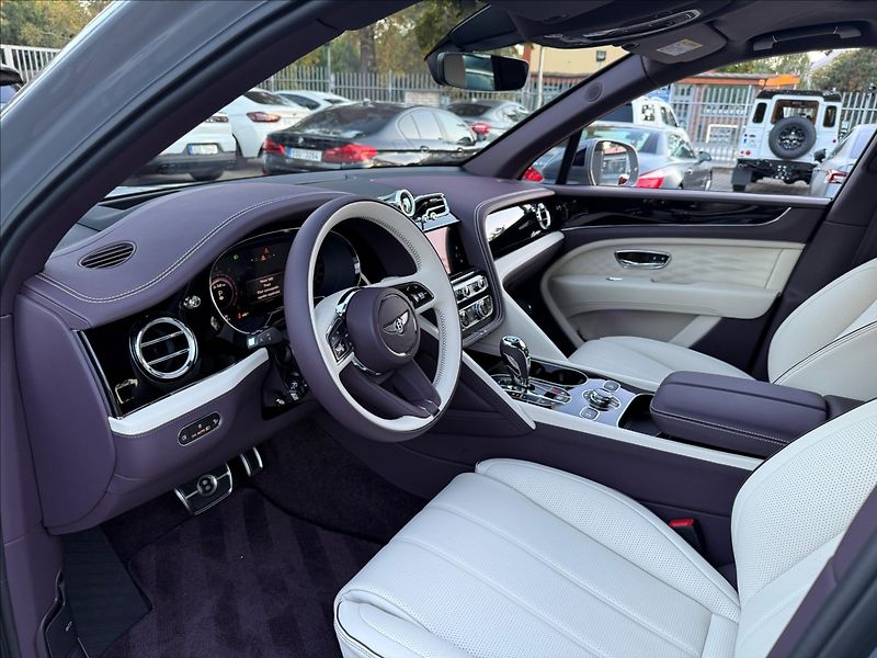 Bentley Bentayga Extended Wheelbase Azure V8 - fotka 12 z 32