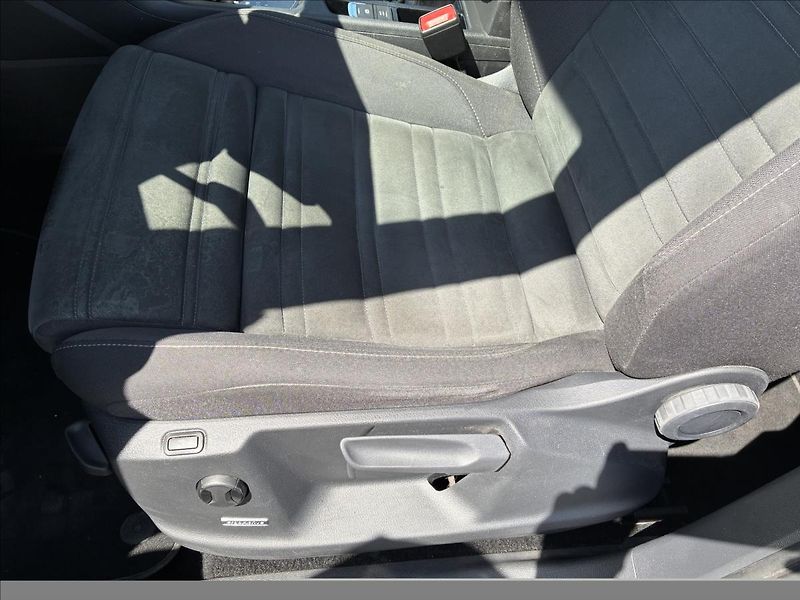 Volkswagen Touran 2,0 7 MÍST,TAŽNÉ,LED - fotka 9 z 16