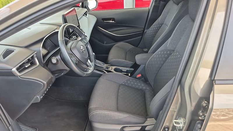 Toyota Corolla 1.8 HEV e-CVT Comfort Tech - fotka 9 z 23