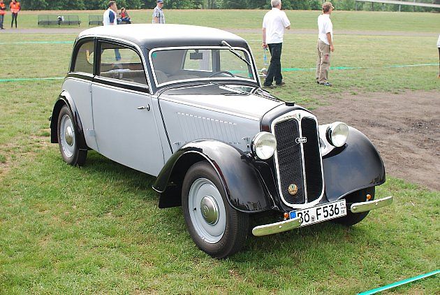 Vůz DKW F8 v provedení sedan při setkání Oldtimer Tag v Magdeburku., zdroj: Wikimedia Commons, Tortsen Maue, CC BY 2.0