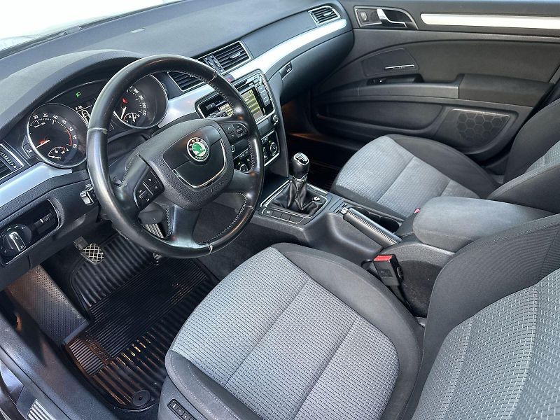 Škoda Superb (2013) Combi 2.0 TDI Ambition - fotka 8 z 33