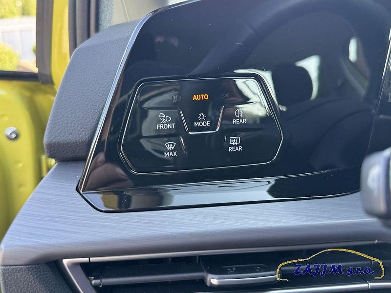 Volkswagen Golf 2.0TDI 110kw DSG + kamera - fotka 17 z 51