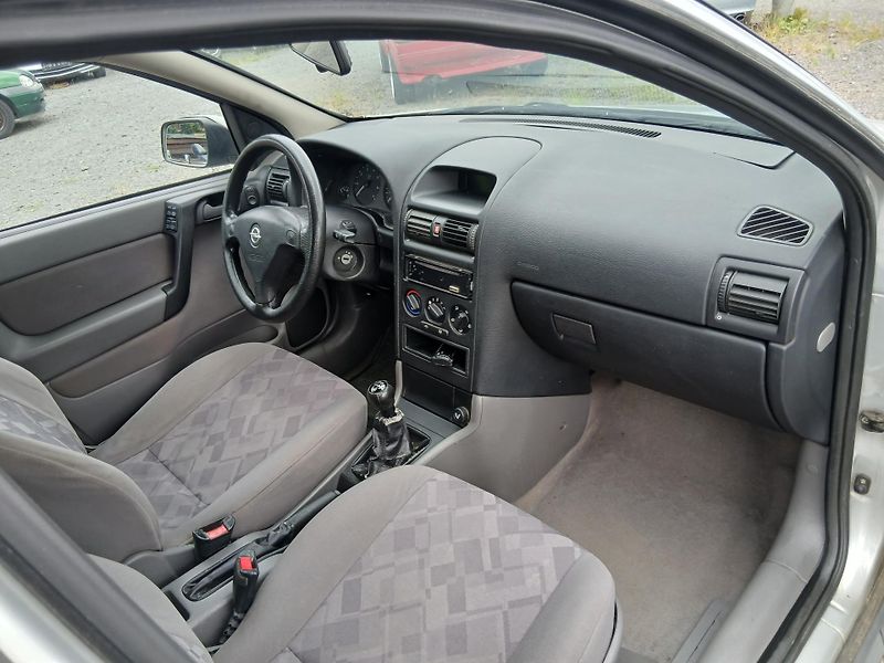 Opel Astra 1.2i - fotka 21 z 23